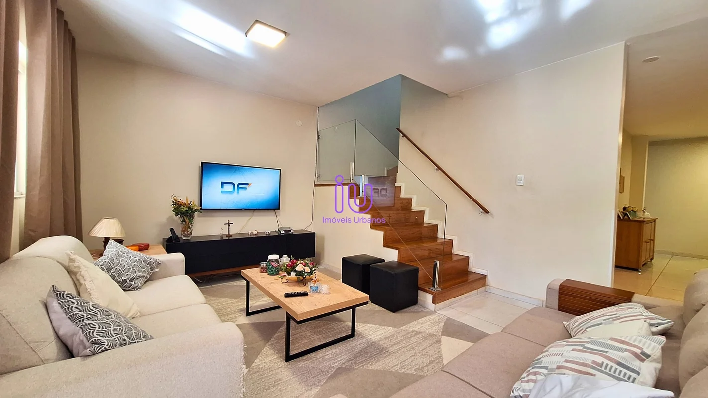 Casa com 4 quartos, sendo 2 suítes, 250 m² de área, por apenas R$ 1.890.000,00 -...