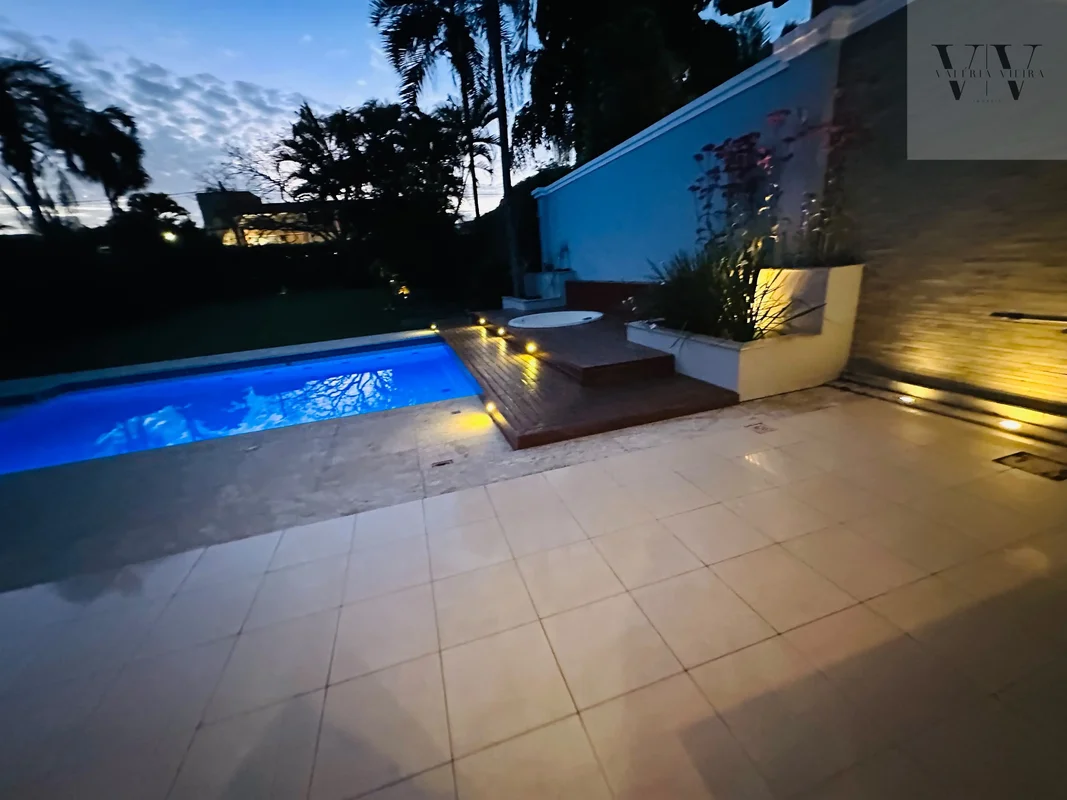 Descubra o conforto de morar na SHIS QI 13 Conjunto 12, no Lago Sul, Brasília. E...