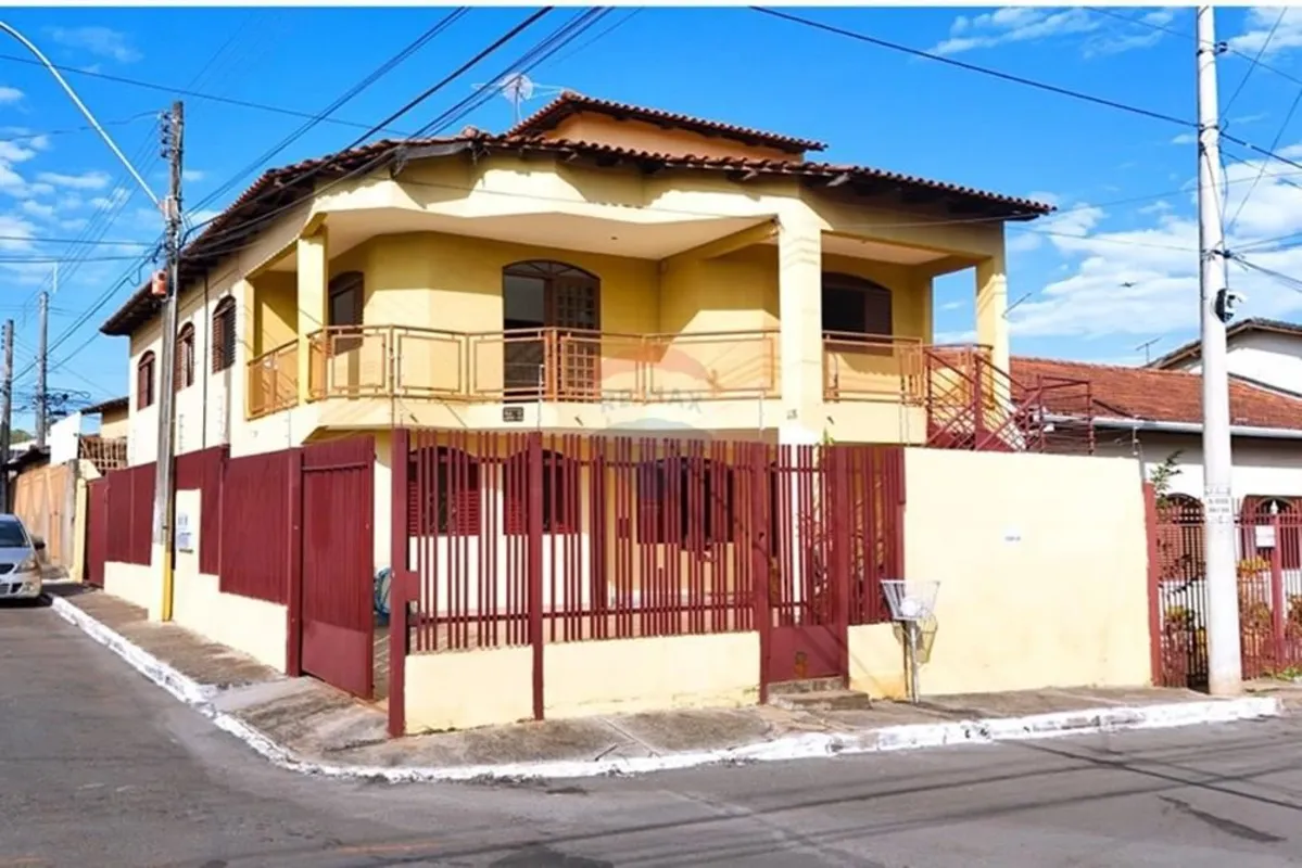 Se você busca um imóvel com dimensões generosas e planta inteligente na Rua 07 d...