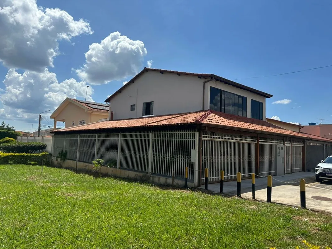 VENDO na QE 19 - uma das Melhores Quadras do Guará IISOBRADO DE ESQUINA - C/ amp...