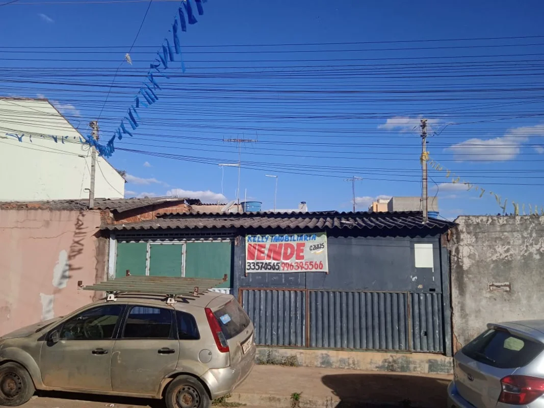 VENDE-SE UMA CASA NA QR 421 SAMAMBAIA NORTECasa composta de 03 quartos, sala, co...