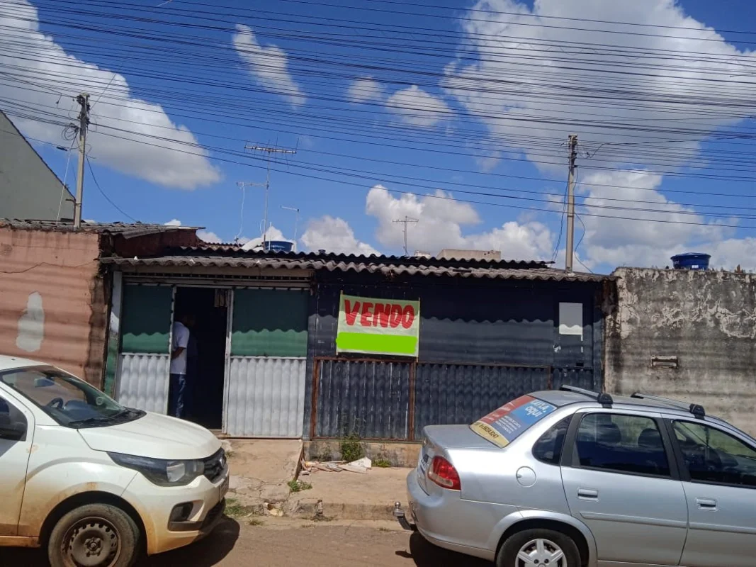 VENDE-SE UMA CASA NA QR 421 SAMAMBAIA NORTECasa composta de 03 quartos, sala, co...