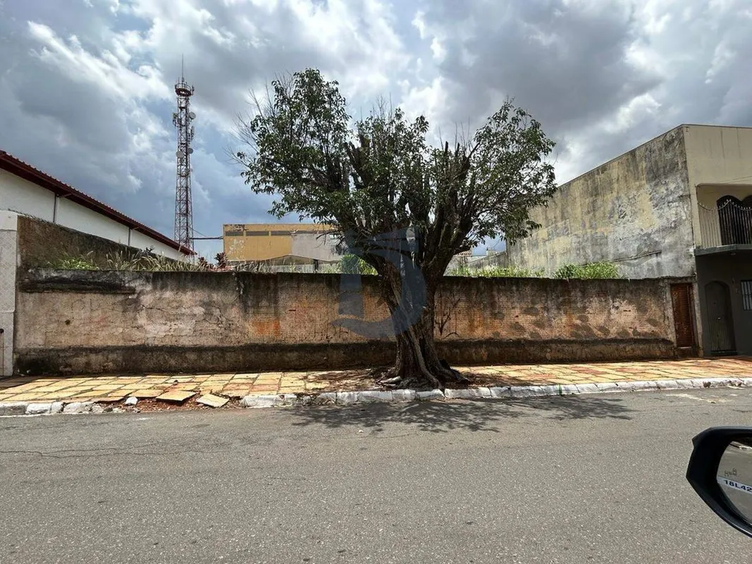 Lote residencial ou comercial com aproximadamente 343,81m² de terreno, sendo 18,...
