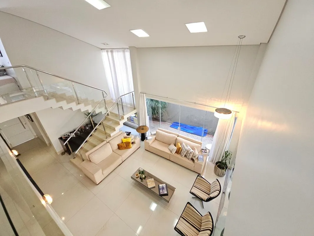 SÃ£o 345mÂ² de construÃ§Ã£o em um terreno de 410mÂ².No pavimento superior, sÃ£o ...