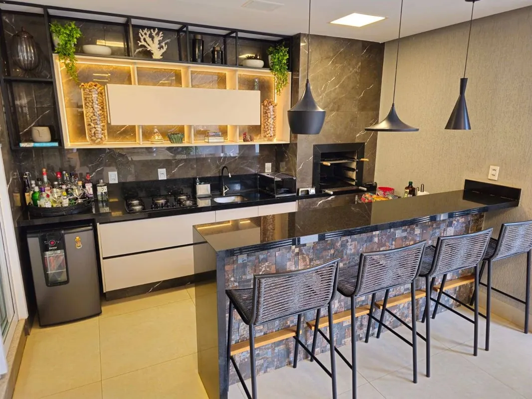 SÃ£o 345mÂ² de Ã¡rea construÃ­da em um lote de 390mÂ².No pavimento superior, 03 ...