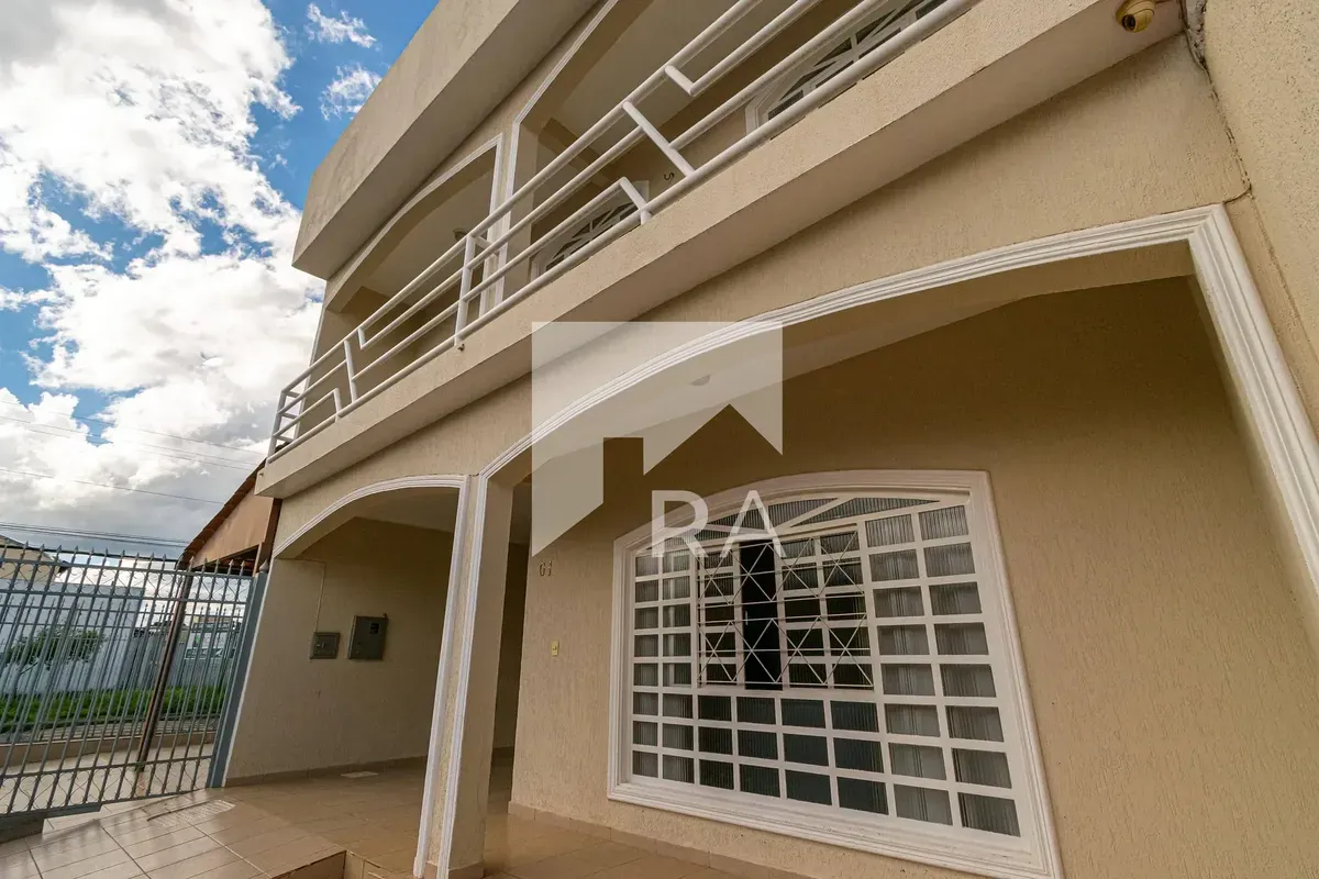 Casa tipo sobrado, localizada na QE 26 do Guará II, em terreno de esquina com ex...