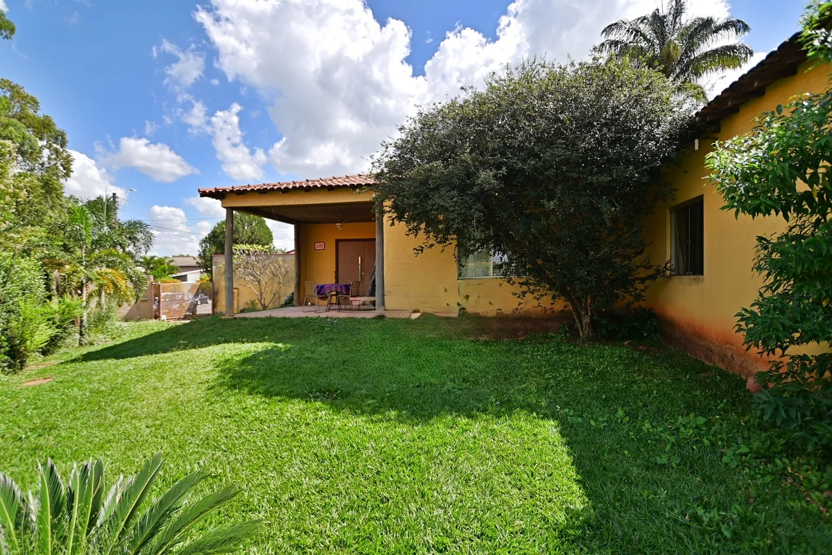 APRIMORE IMOBILIÁRIA VENDE:Casa térrea e de esquina no Condomínio Mansões Colora...