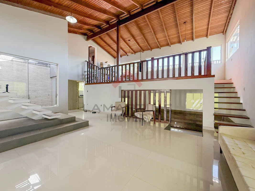 Descubra este sobrado espaçoso e aconchegante, com 460m² de área construída em l...