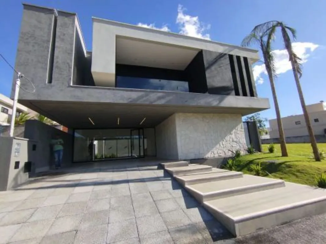 ?? Casa de Alto PadrãoBelíssima residência em lote de 305 m², com 261 m² de área...