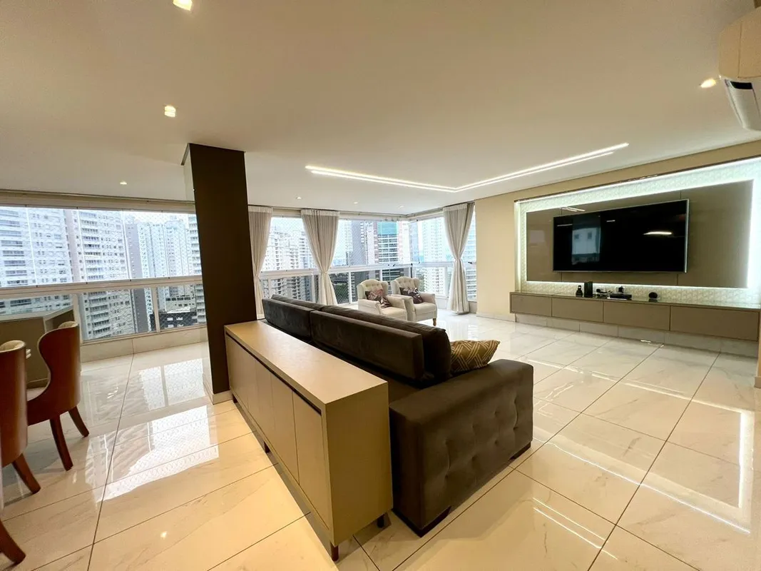 ?? Um apartamento que eleva o padrão de viver bem no Jardim Goiás.Em uma das reg...