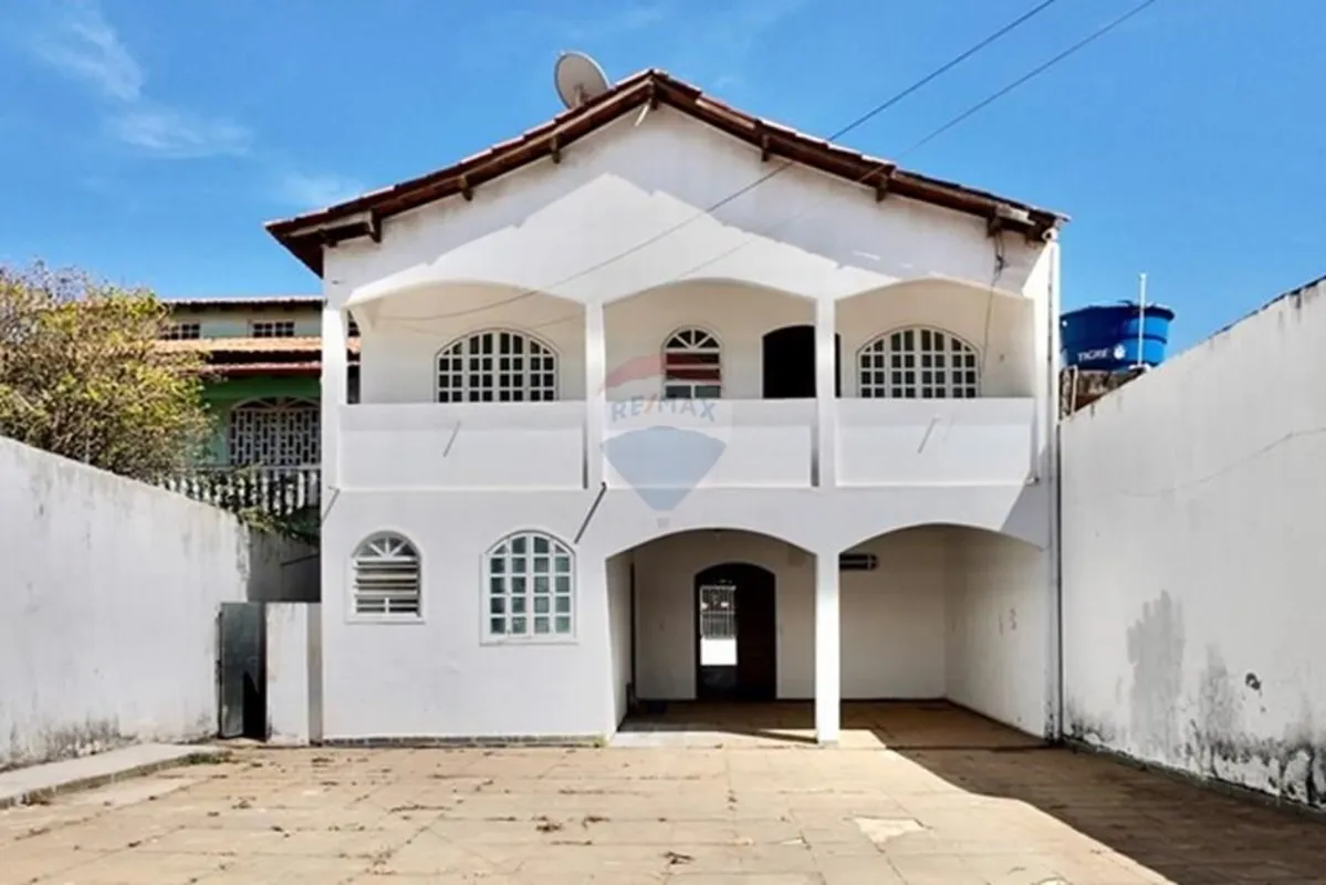 Como não se apaixonar por esta linda obra? Este imponente sobrado em estilo colo...