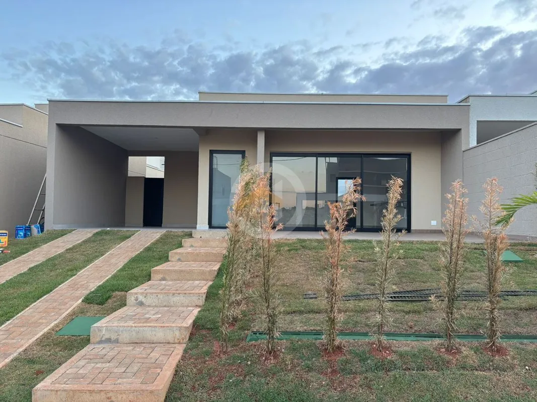 Casa Térrea 3 Suítes - Jardins LyonCom 3 suítes, e 4 Banheiros, essa casa é simp...