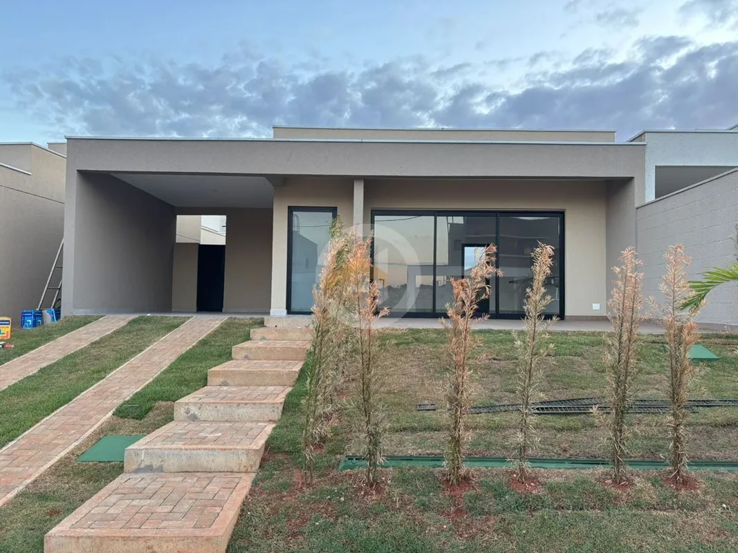 Casa Térrea 3 Suítes - Jardins LyonCom 3 suítes, e 4 Banheiros, essa casa é simp...