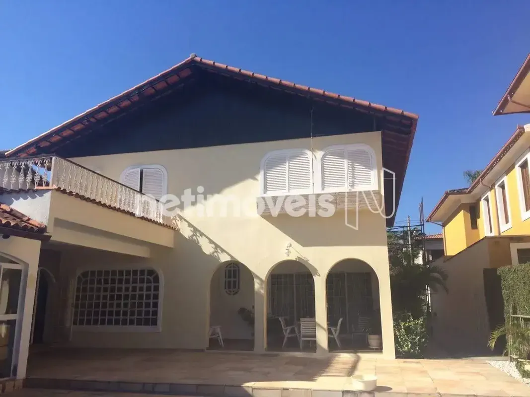 CASA À VENDA – SHIS QI 5 LAGO SUL Oportunidade rara no Lago Sul! Localização pri...