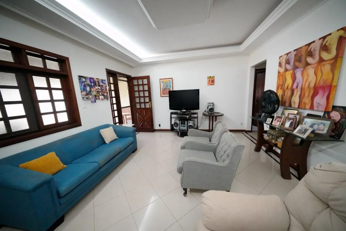 Localizada na SHCGN 706 meio de quadra, esta casa com 240m² de área privativa re...