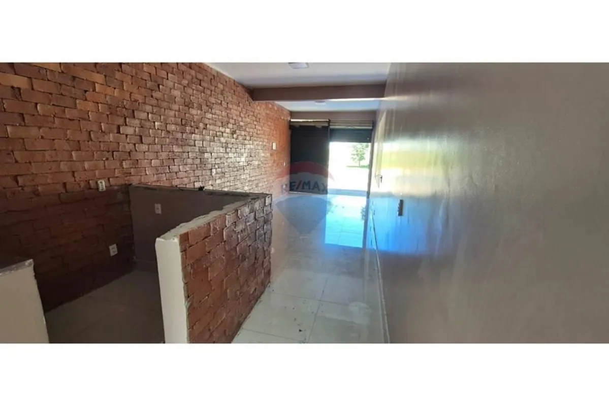 Loja comercial localizada, rodeada de comércios e ótimo ponto comercial para seu...