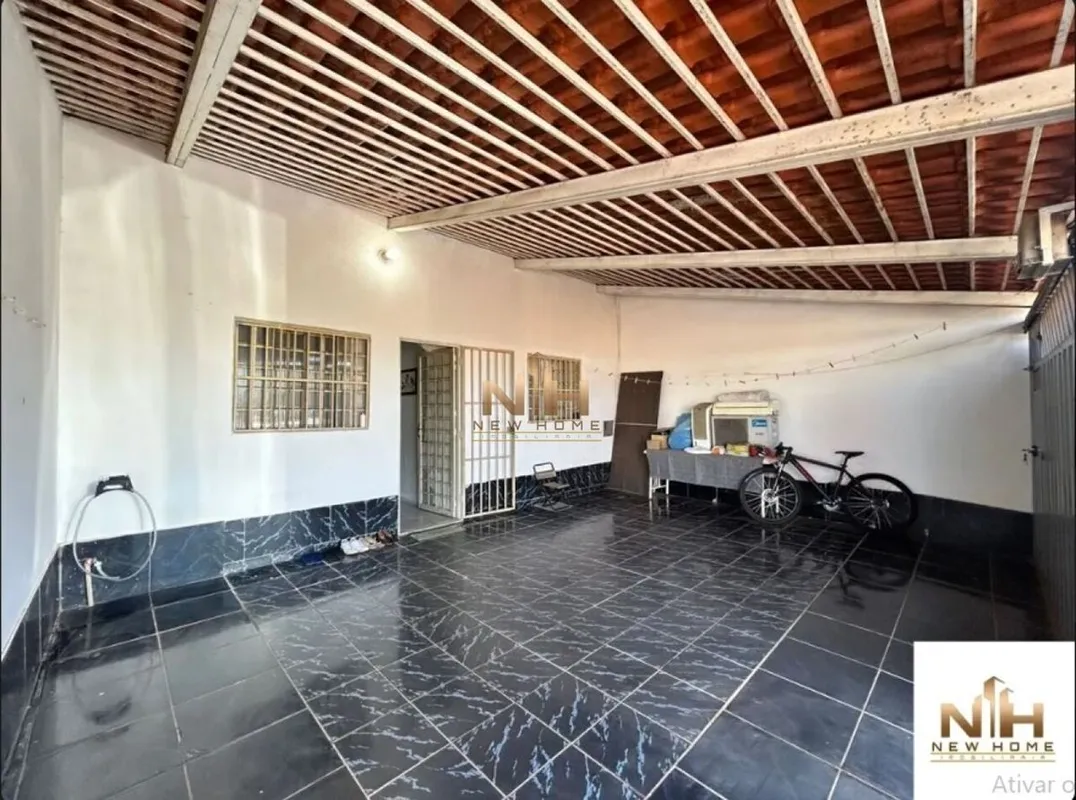 Invista ou more em uma casa de 73m², de esquina com 2 quartos, 1 banheiro social...