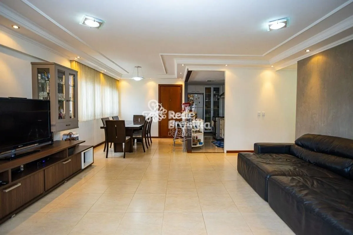Localizado na Rua Ipê Amarelo, este apartamento combina planta inteligente, ótim...