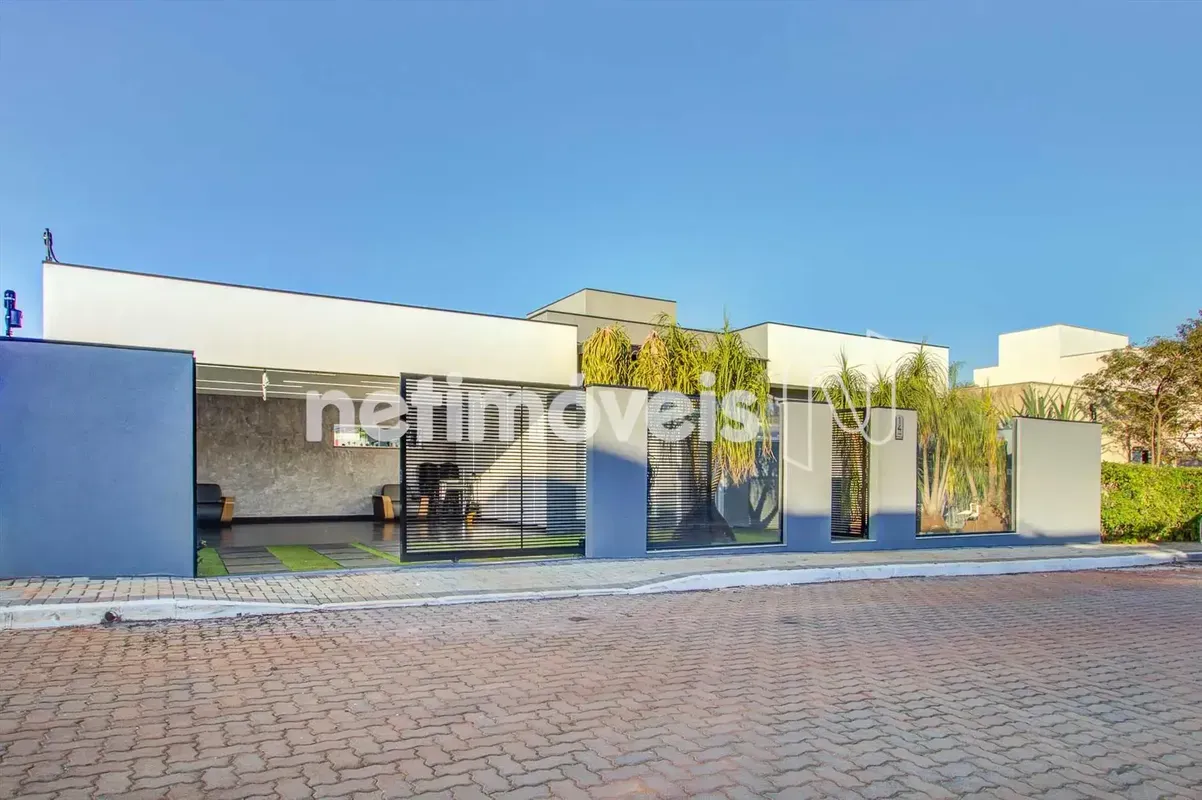 Encante-se com esta belíssima casa térrea de alto padrão, onde sofisticação, con...