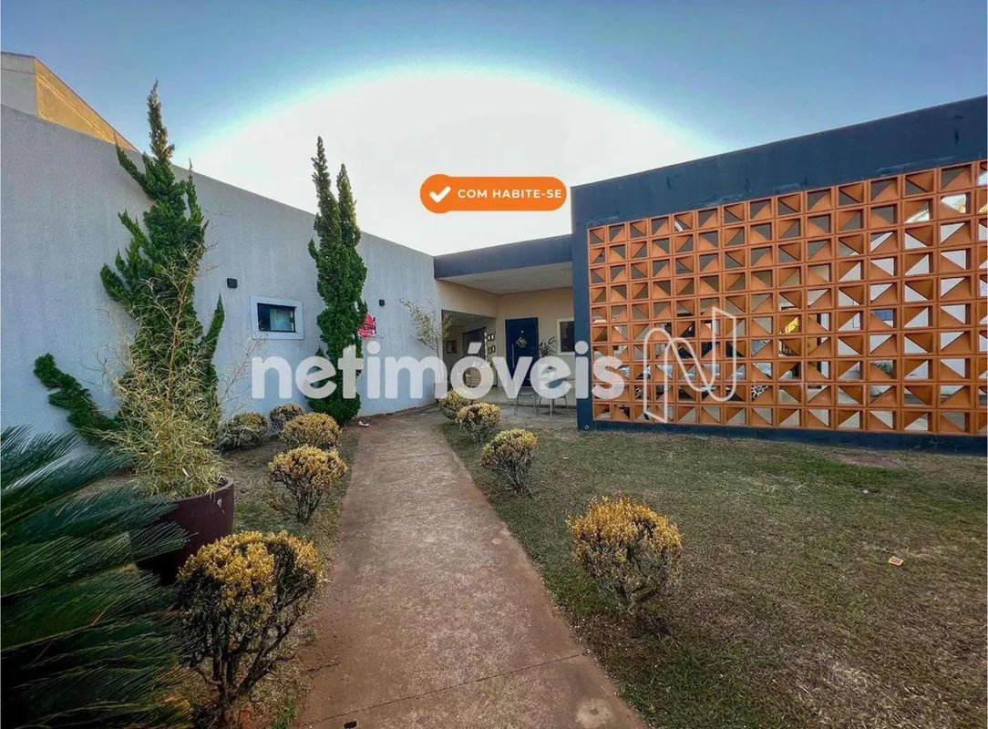 Descubra o conforto nesta lindíssima casa de 2 quartos, sendo 2 suítes. 5 banhei...