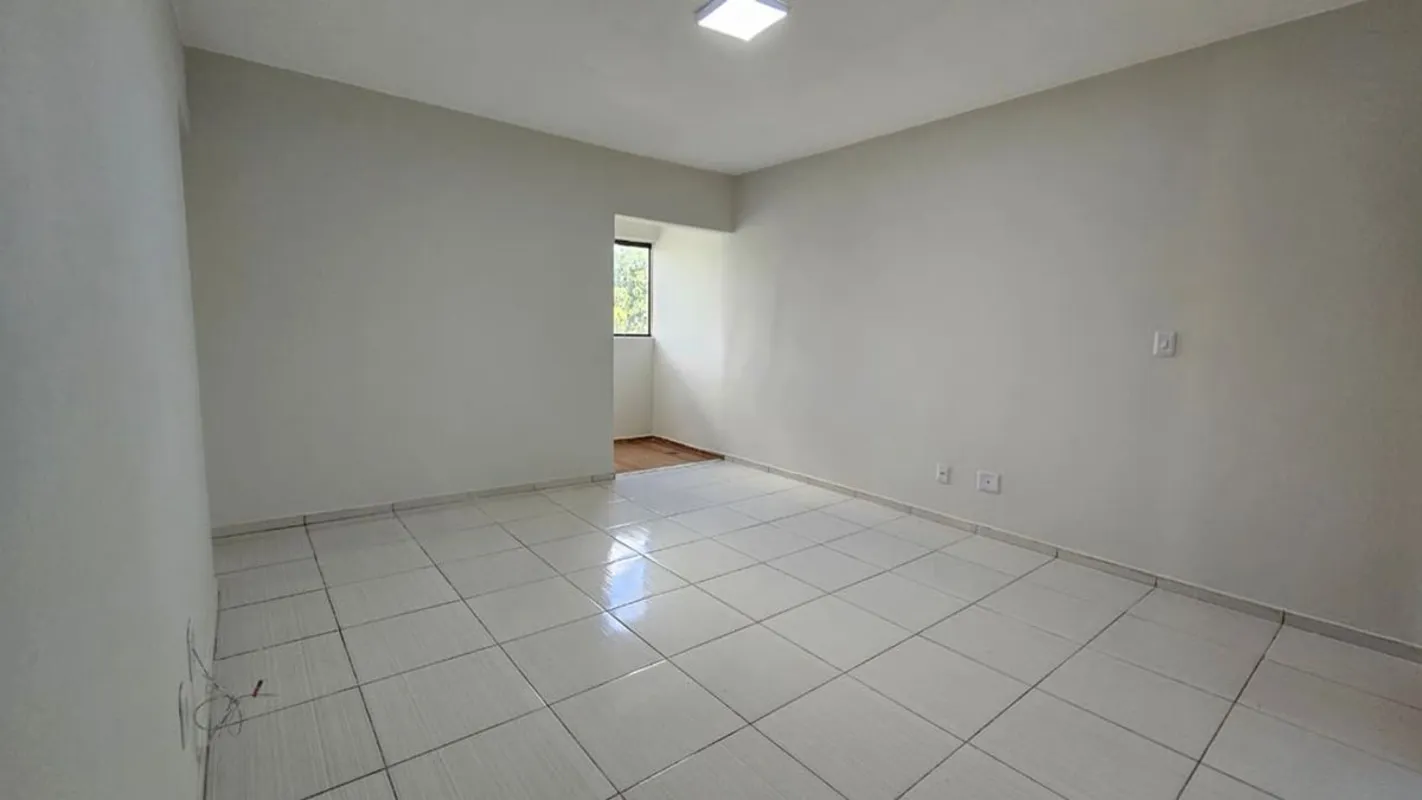  OPORTUNIDADE Ótimo apartamento do meio do Guará II. Imóvel em condomínio fechad...