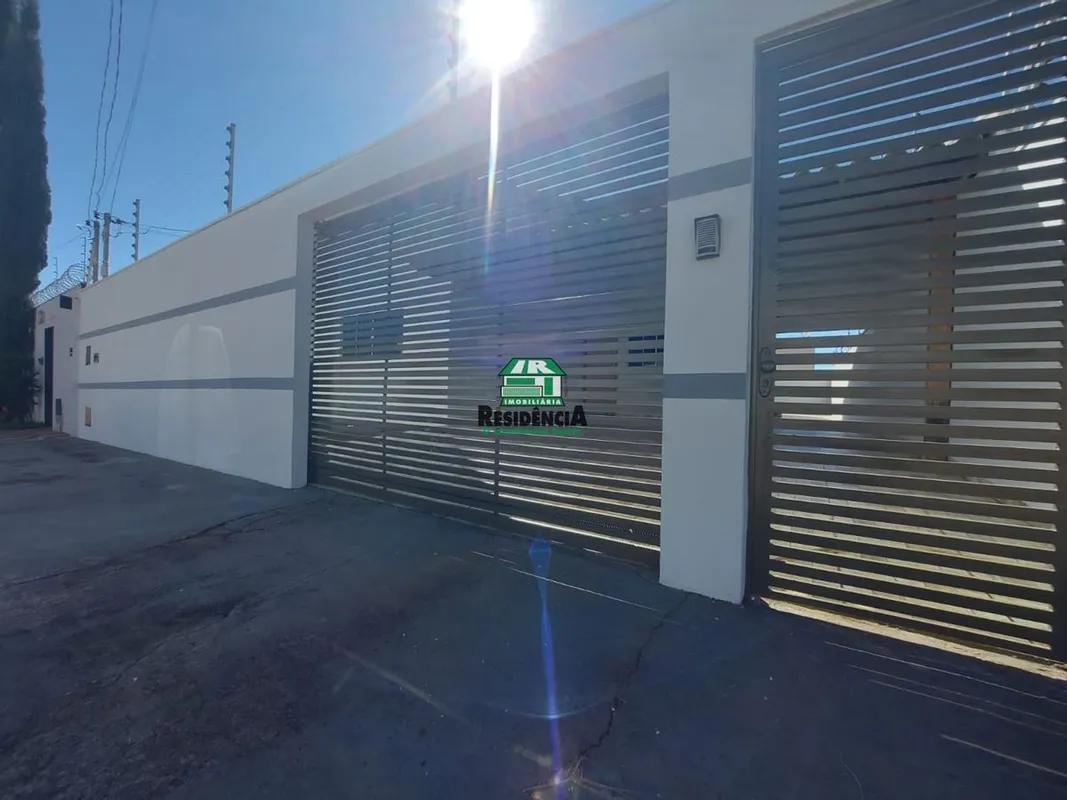 Casa com 3 quartos sendo 1 suíte, 1 banheiro social, sala cozinha. Possui área d...