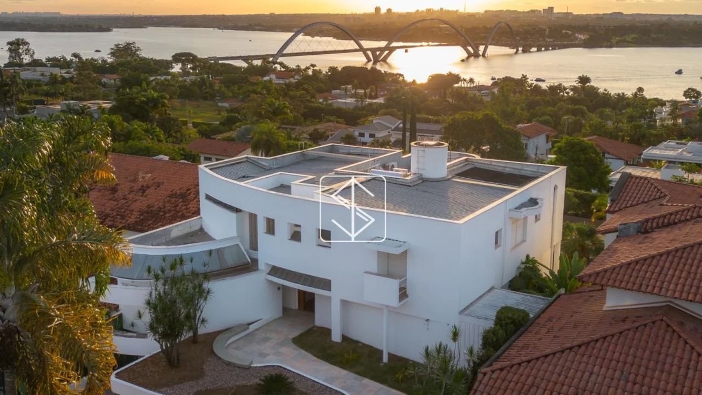 Residência exclusiva no Lago Sul com vista permanente para o Lago Paranoá e a Po...