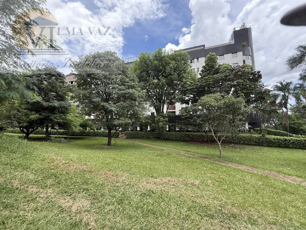 Localizado na tranquila SQN 107 Bloco E, em ASA NORTE, Brasília, este apartament...