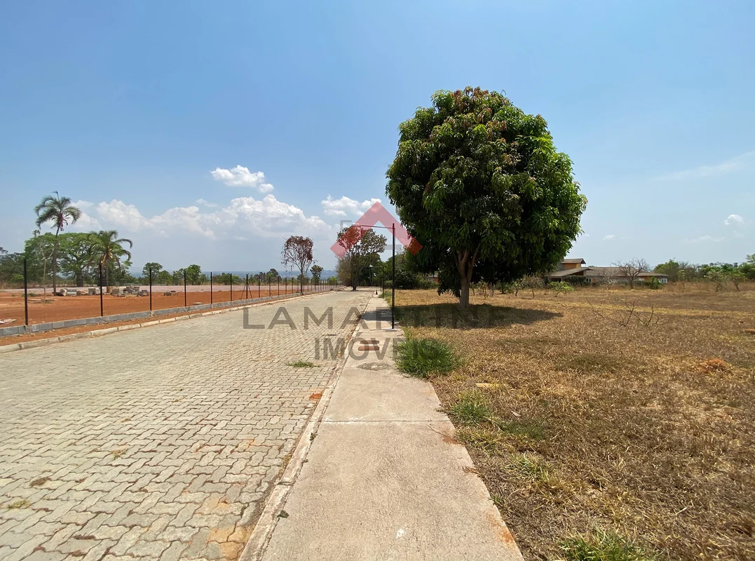 Não perca a chance de adquirir um amplo lote de 2.400m² em um condomínio fechado...