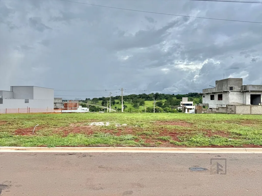 Lote próximo da portaria com vista para cidade de Goiânia. Localizado em uma das...