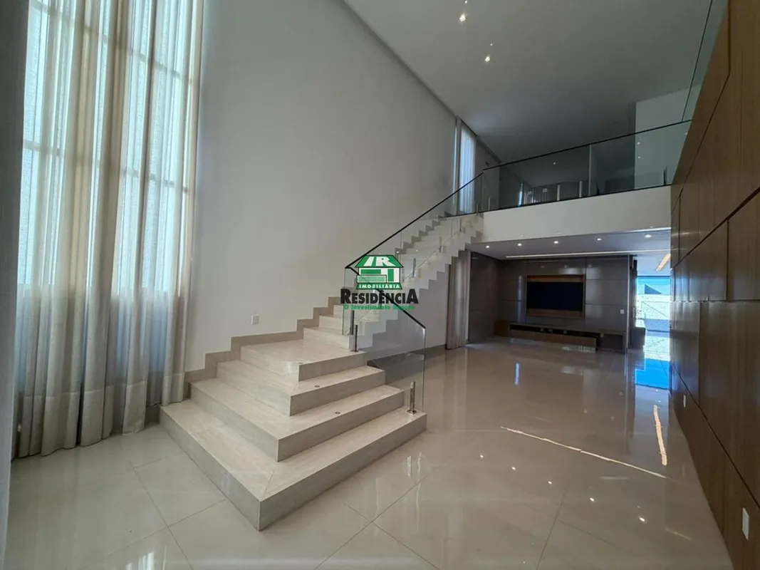 Opção de aluguel mobiliada (móveis soltos) por R$15.000,00 Terreno: 360 m².Sobra...