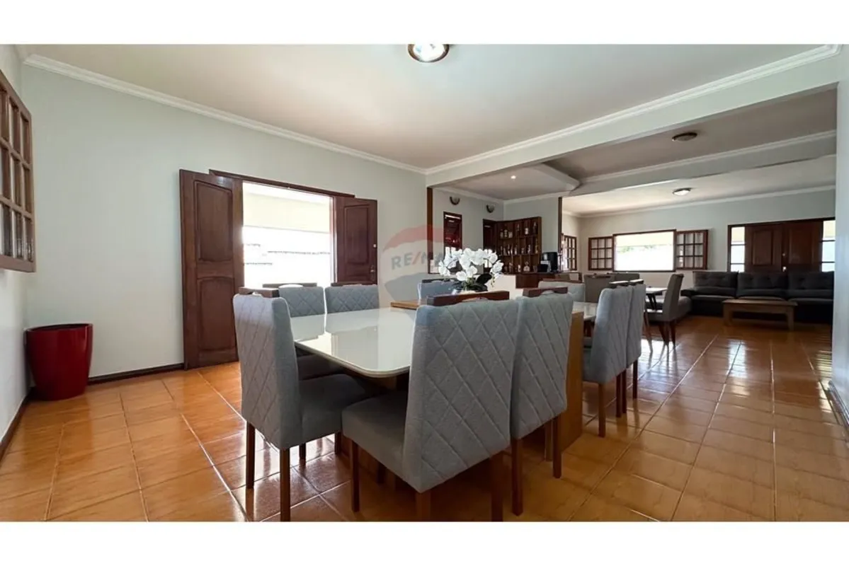Sobrado espaçoso no Residencial Vitória Arniqueiras, com 860m² de terreno e apro...