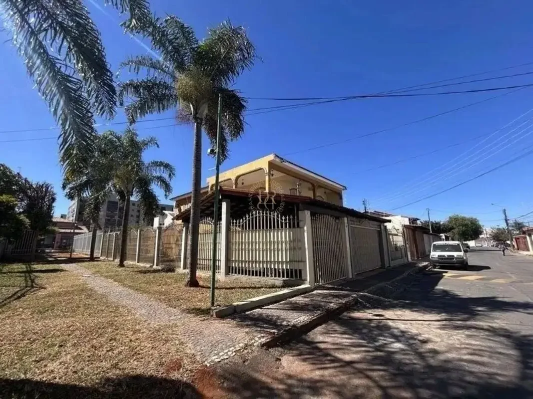 Descubra uma residência excepcional no QE 26 Conjunto R, Guara II, Brasília. Est...
