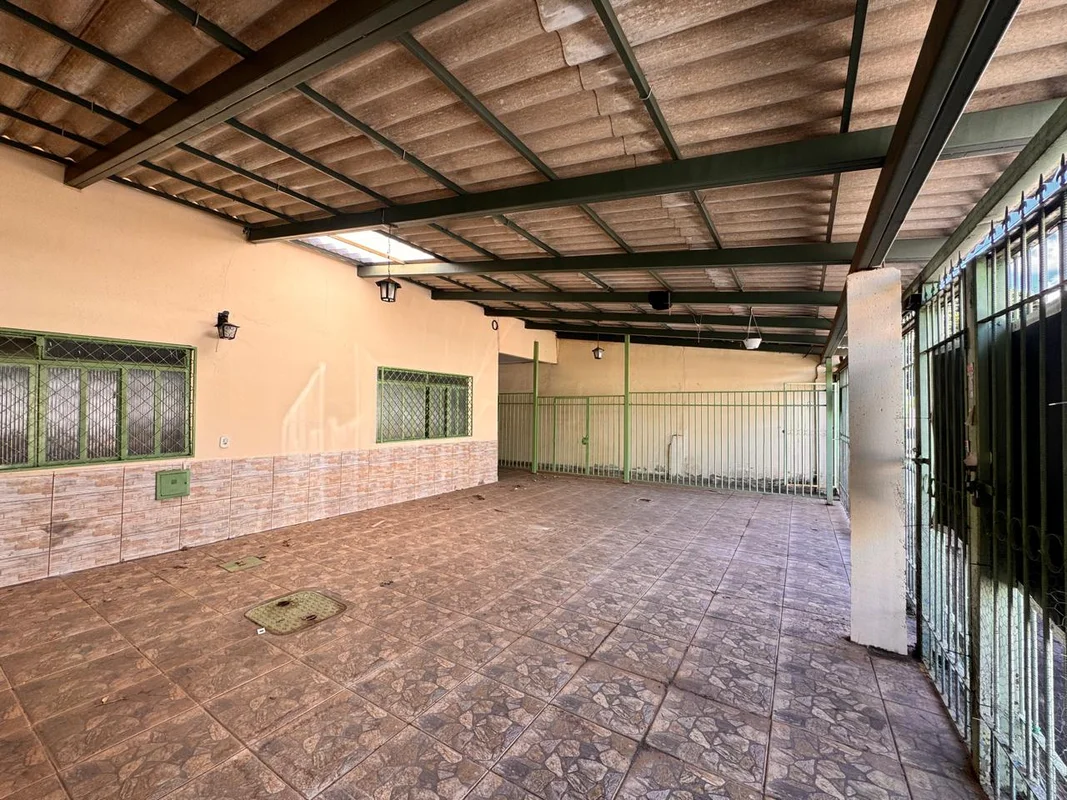 Excelente oportunidade para reforma na QE 21 do Guará!Imóvel com 200m² de área t...