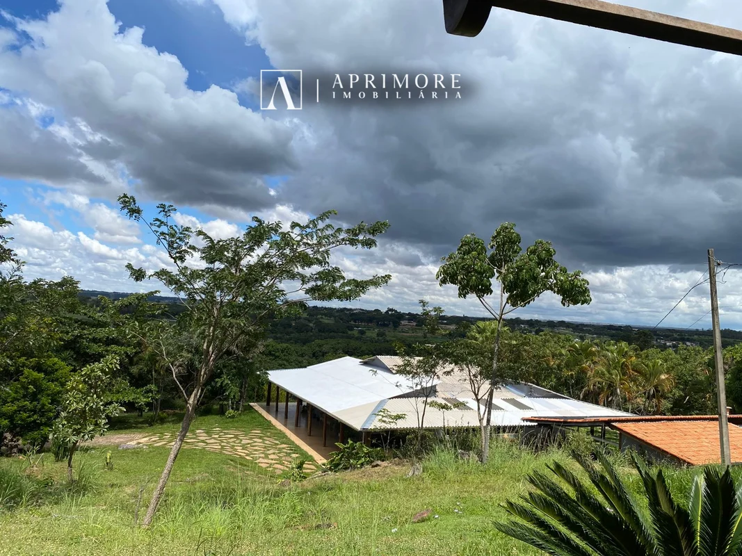 APRIMORE IMOBILIÁRIA VENDE:Casa em chácara na Granja do Torto. Com uma pequena e...