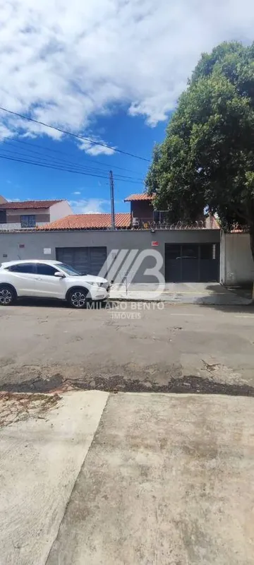 Ótimo imóvel para renda e/ou moradia - no Jardim América. Possui um sobrado e um...