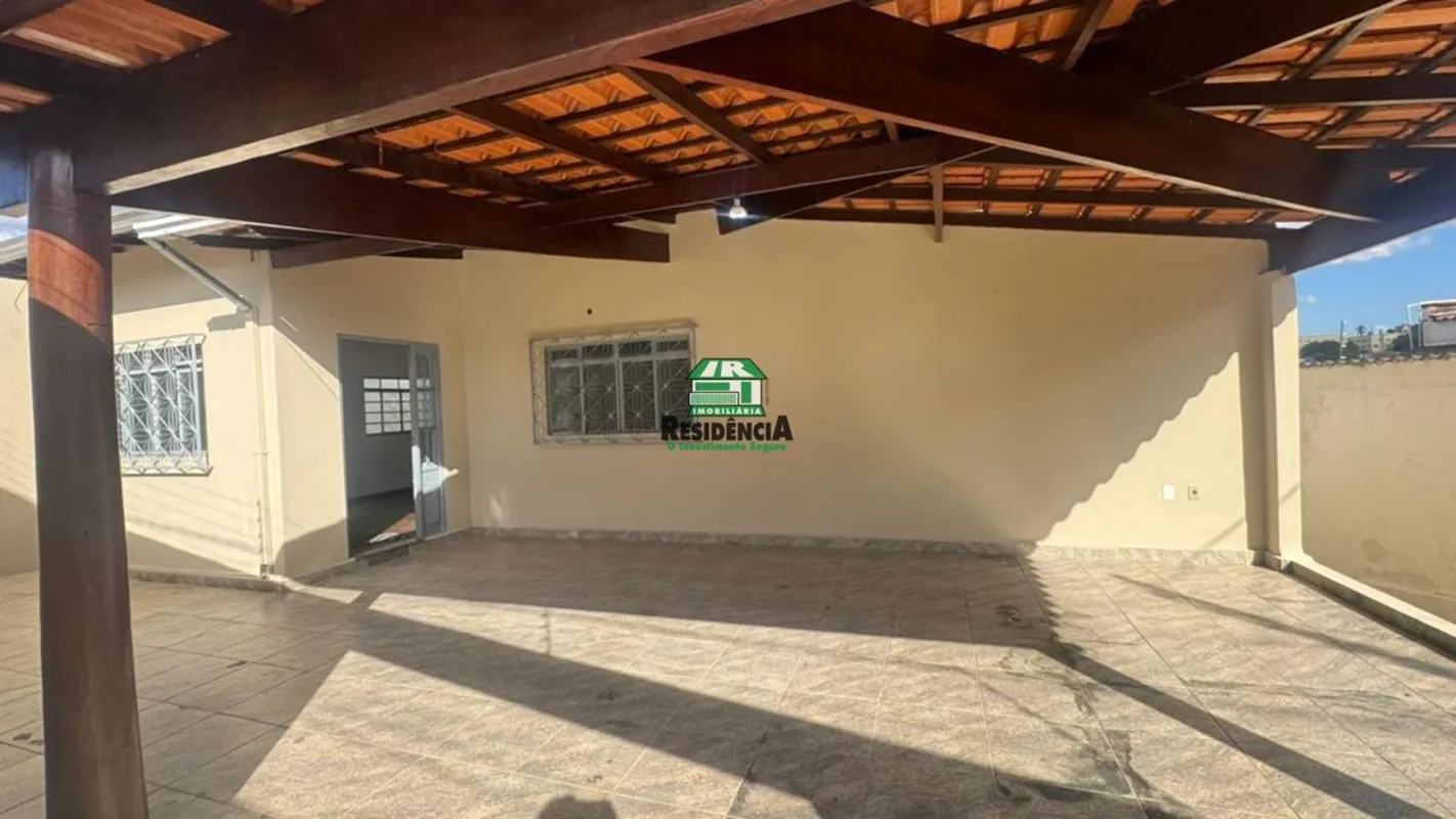 Casa no centro com excelente estrutura:03 quartos, sendo 01 suíte com armárioBan...