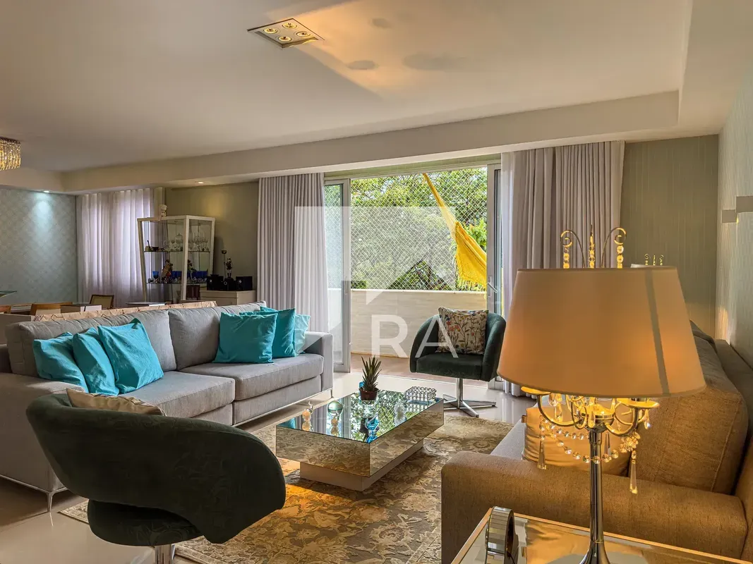 Apartamento que respira luz, espaço e tranquilidade.Com 194m² muito bem distribu...