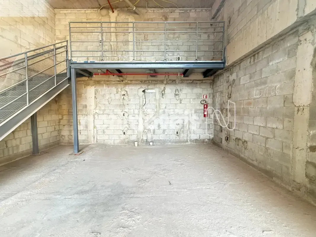  Loja com espaço privilegiado em centro clínico de alto padrão! Está à venda uma...