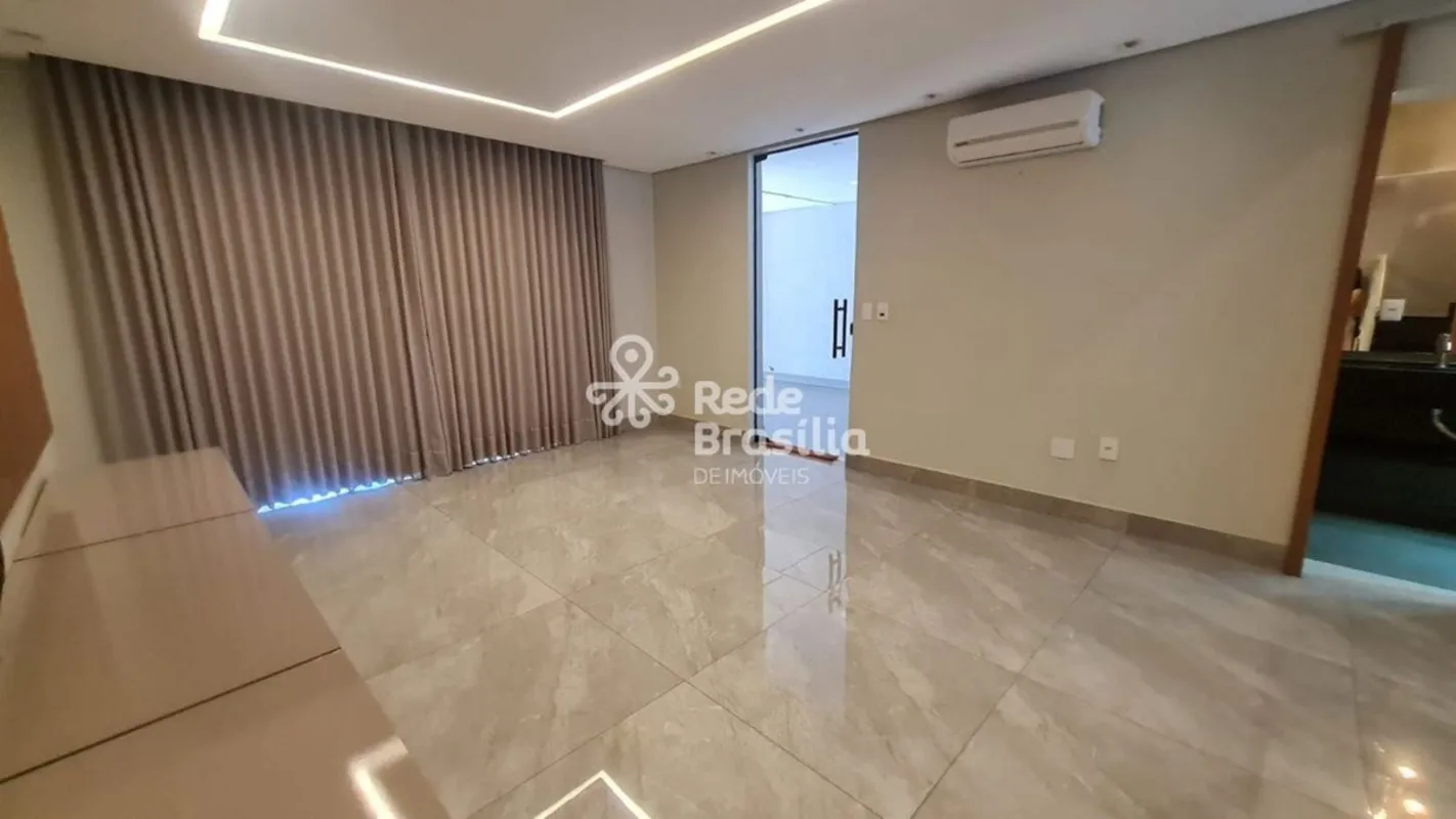 Casa ampla, bem distribuída e com excelente iluminação natural, localizada em ru...