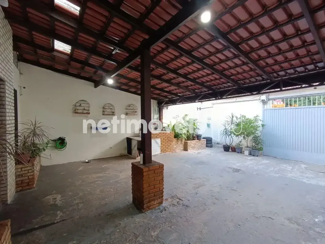 Casa na comercial de frente para a Master Pão, localizada numa das melhores quad...
