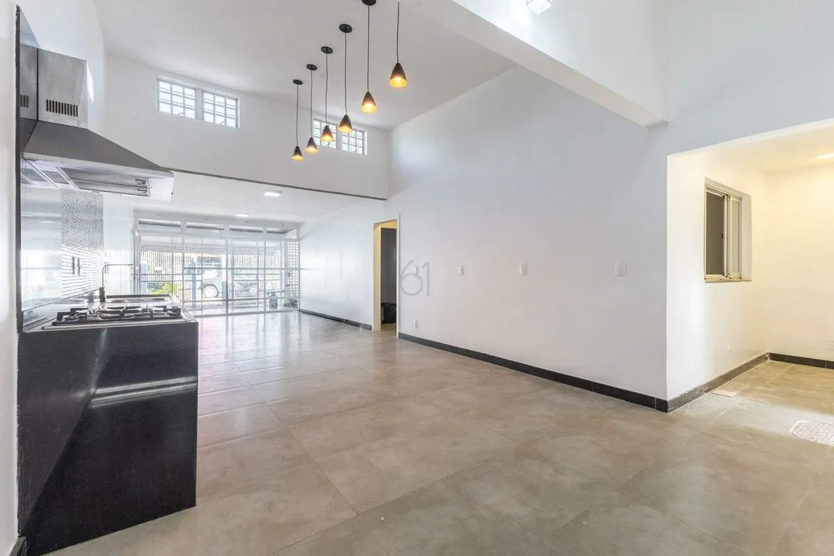 Casa térrea espaçosa, localizada em área nobre de Brasília, com ambientes ventil...