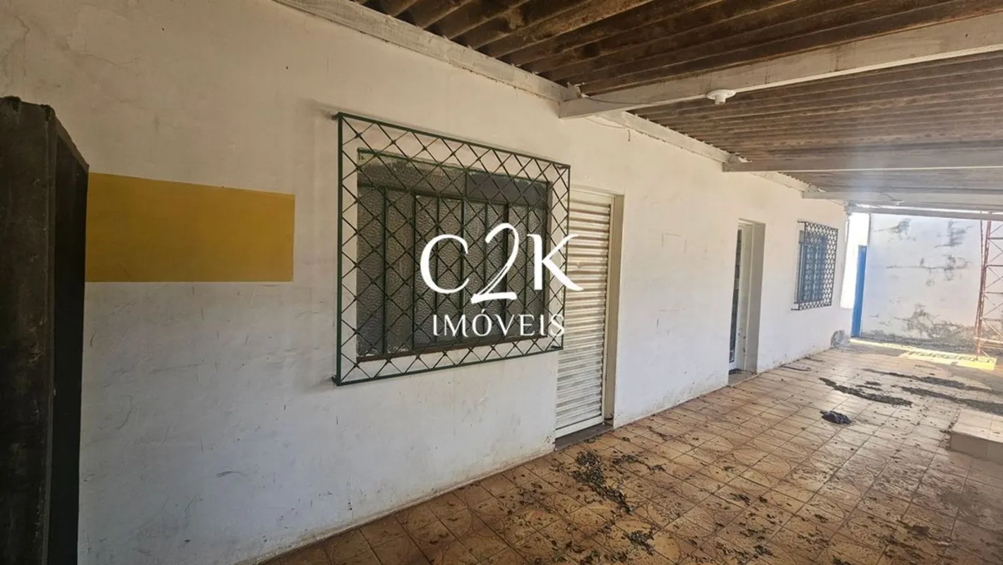 Imóvel com Casa, Loja e Barracões - Lote de 373 m² - St Universitário Goiânia GO...