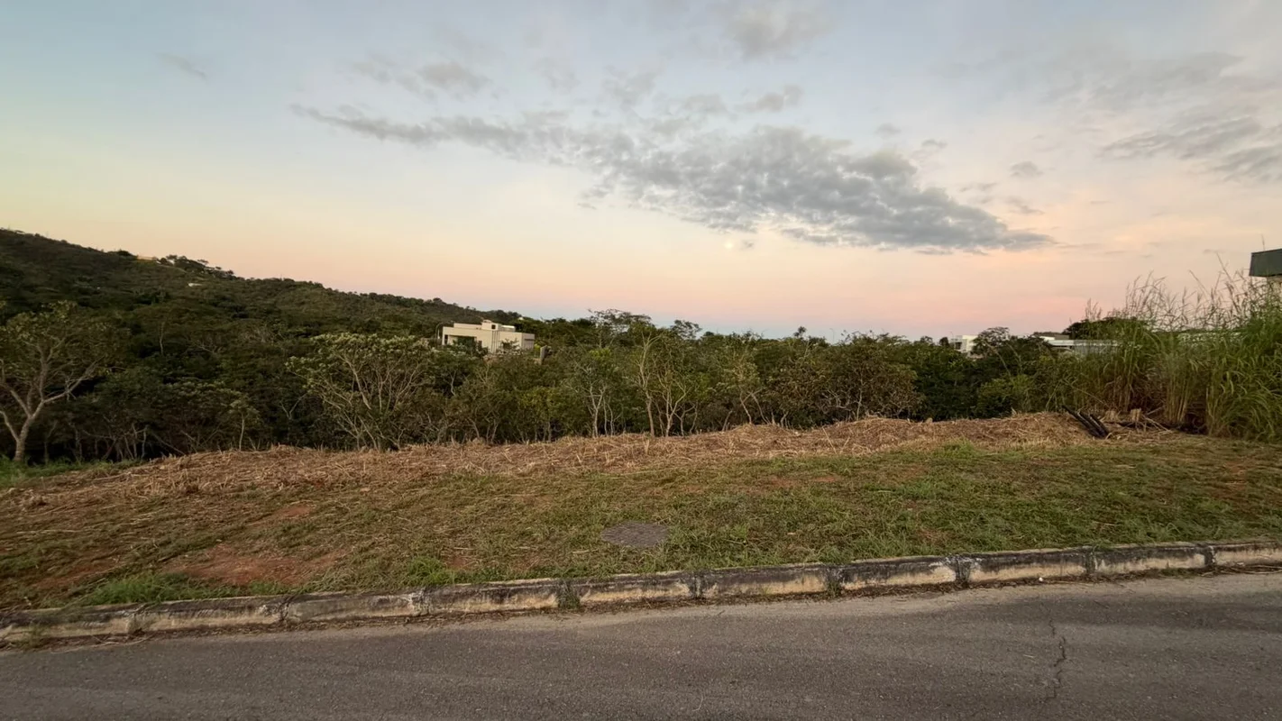Julisce Alencar Assessoria Imobiliária vende...Terreno à venda no Condomínio Qua...