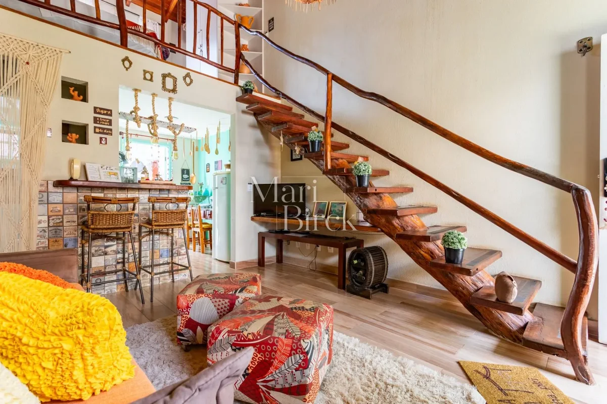 Imagine acordar no mezanino de um loft de madeira, com o silêncio da natureza e ...