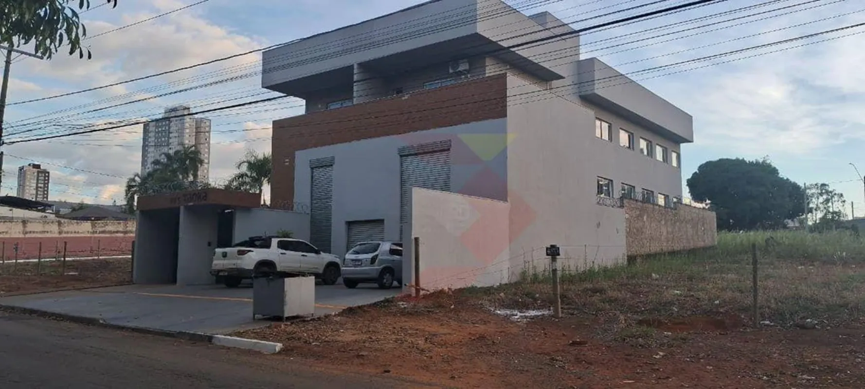 Loja comercial com 70m² e pé-direito duplo, oferecendo amplo espaço e excelente ...
