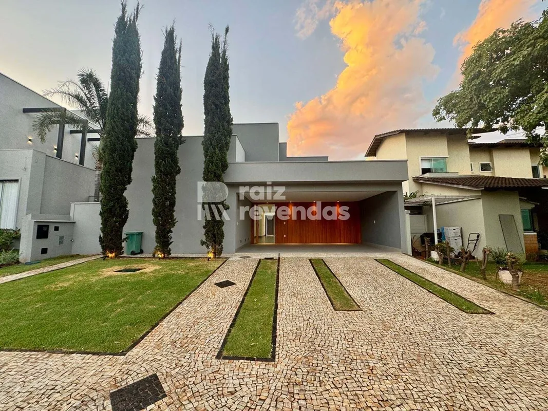 Casa térrea pronta para morar com retrofit (2025). Oferece 4 suítes, integração ...
