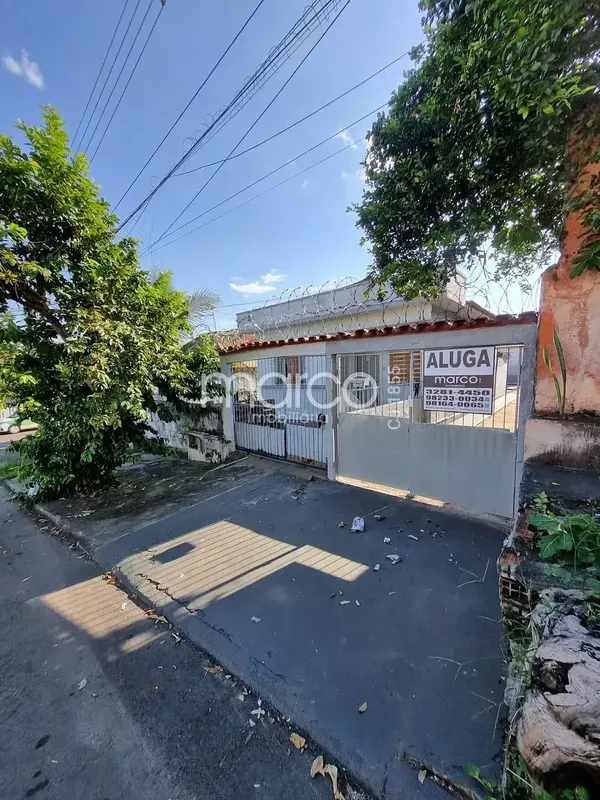 02 Quartos, sala, cozinha, banheiro social, área de serviço, garagem descoberta ...