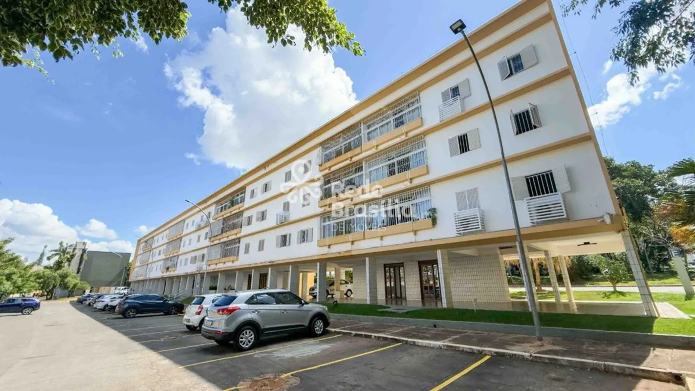 Apartamento vazado, amplo e muito bem iluminado à venda na tradicional SQS 407 d...