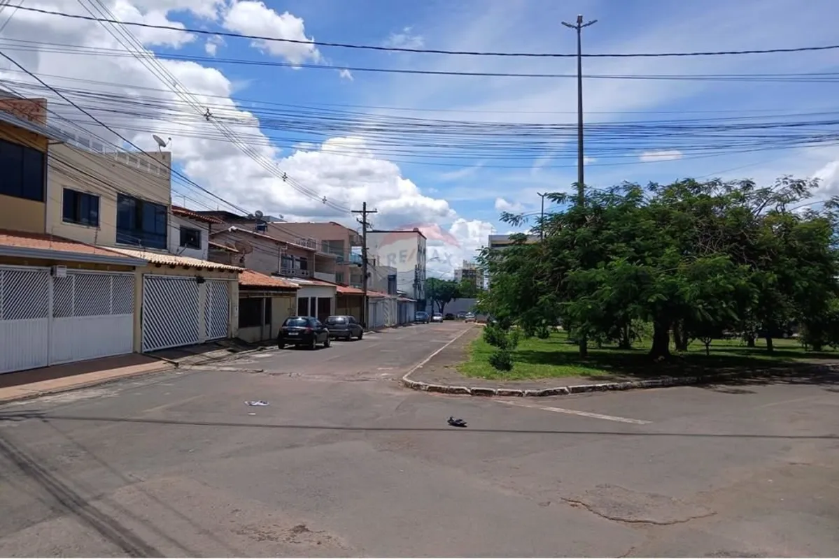 Apresentamos este incrível sobrado reformado à venda na desejada região de Samam...